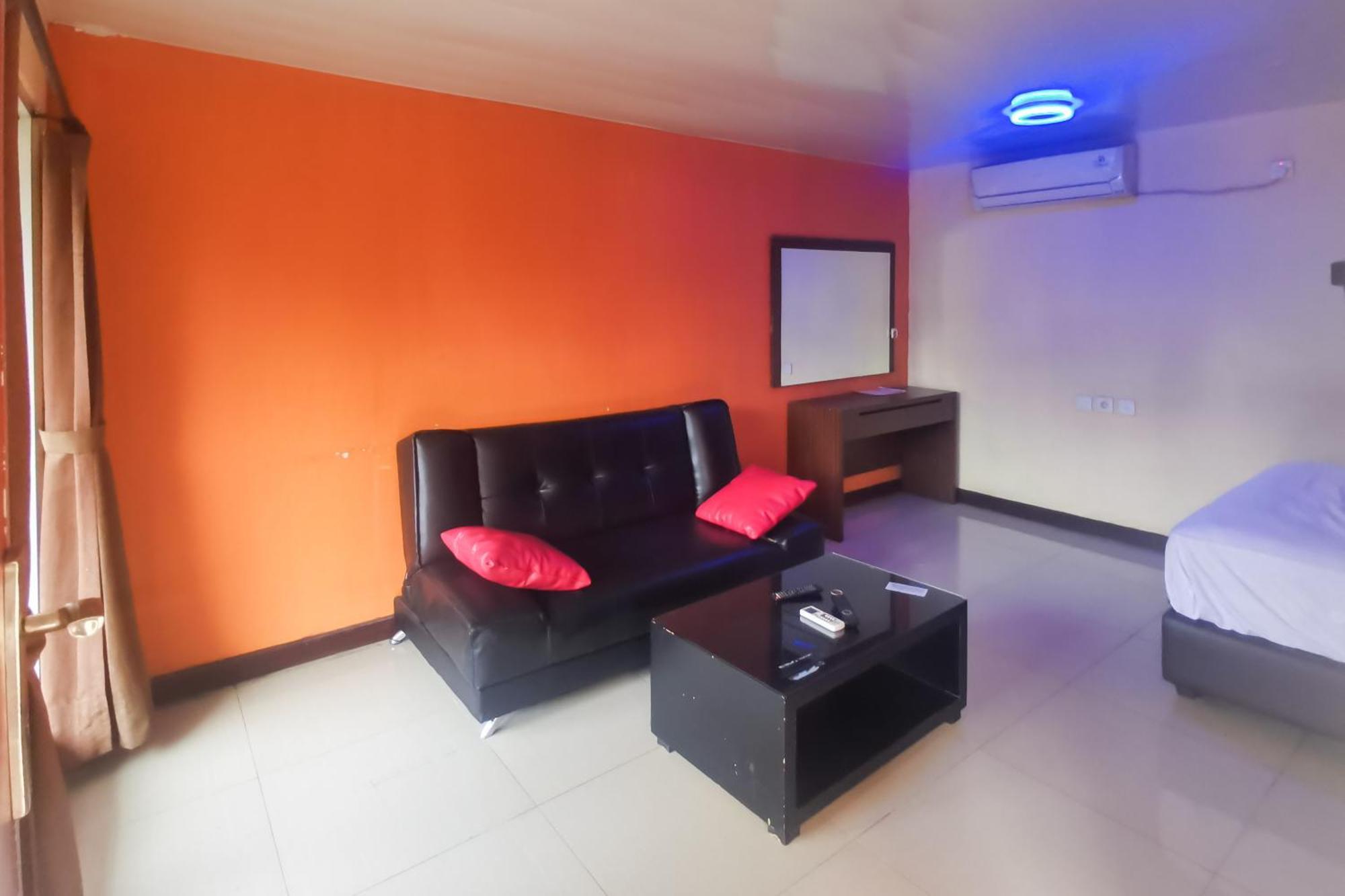 Hotel Container Inn Mitra Reddoorz Gadok Buitenkant foto
