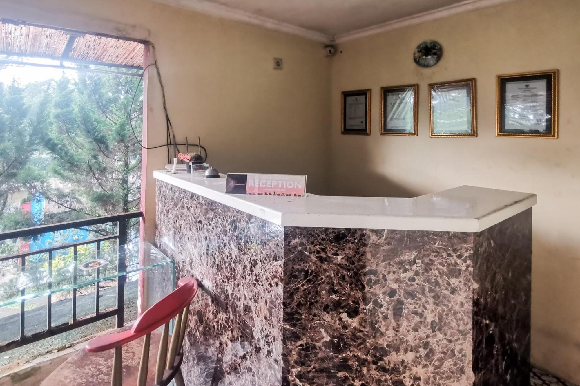 Hotel Container Inn Mitra Reddoorz Gadok Buitenkant foto